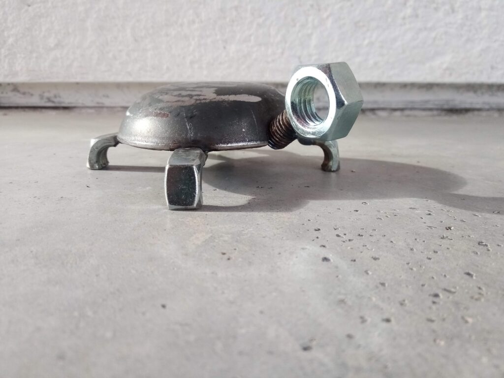 Mini želvička z kovového krytu sloupku.